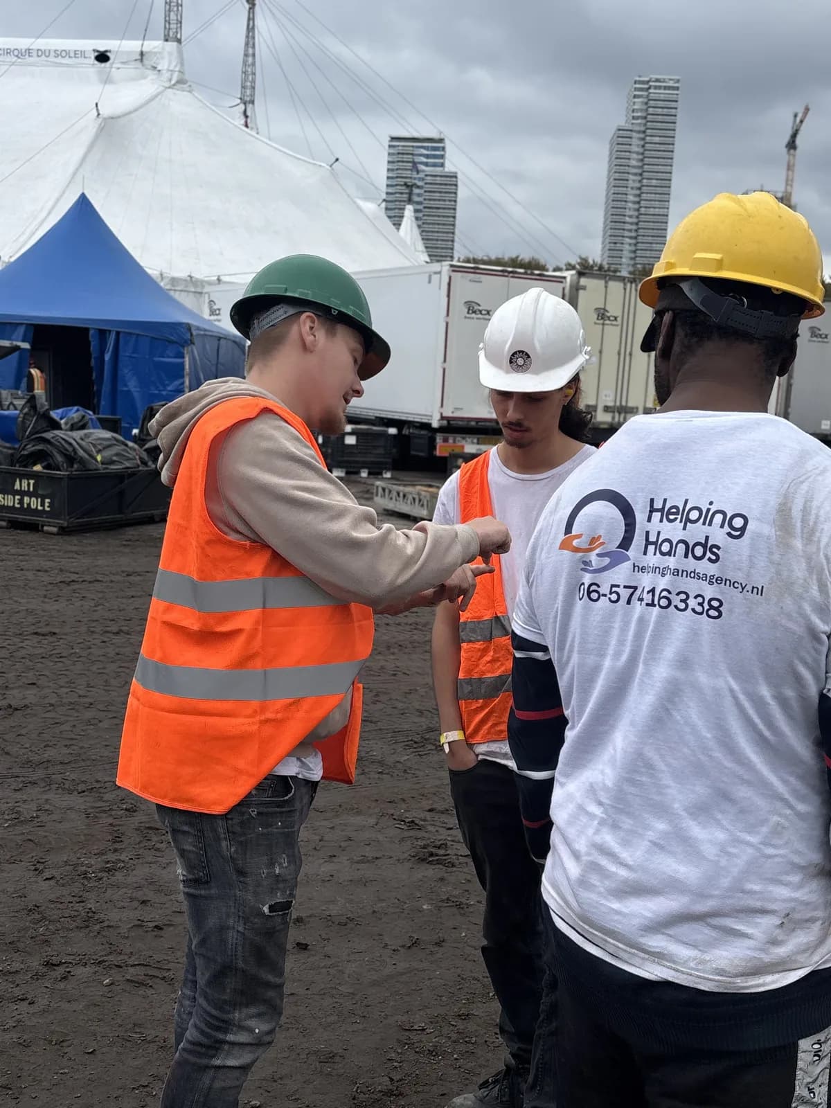 Helping Hands team overlegt op locatie