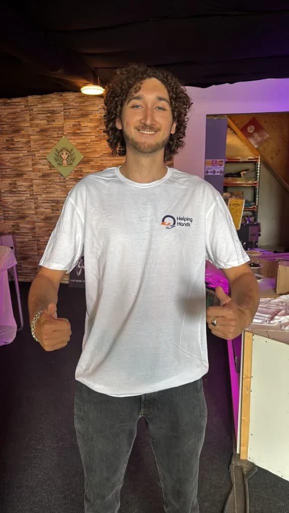Crewlid in Helping Hands shirt met thumbs up