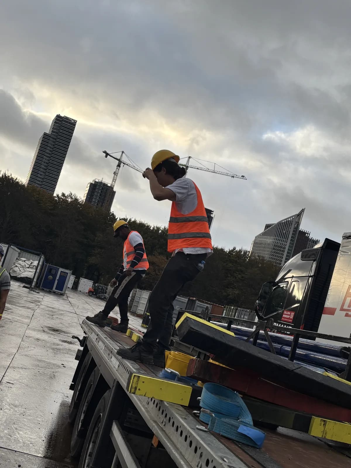 Crew op trailer tijdens laden en lossen