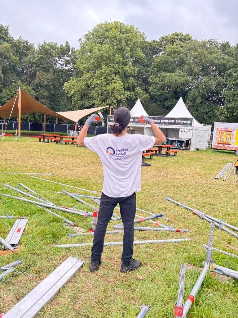 Crew tijdens festivalopbouw