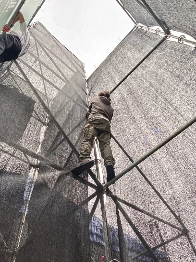 Crew klimt in scaffolding